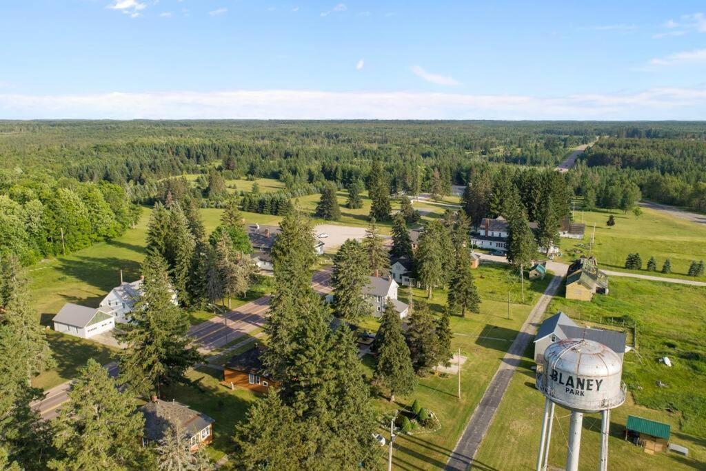Centrally Located - Historic Blaney Park- Michigan Germfask エクステリア 写真